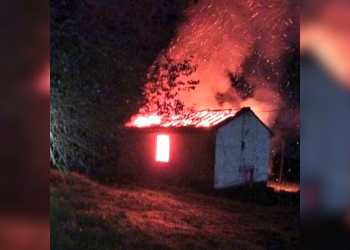 Incendio en una cabaña ganadera en San Vicente de Toranzo causa la muerte de varios animales