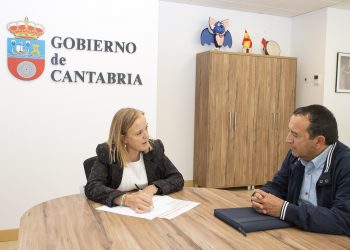 La consejera de Presidencia y el alcalde de Molledo valoran los avances que supondrá la Ley de Simplificación Administrativa