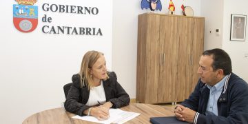 La consejera de Presidencia y el alcalde de Molledo valoran los avances que supondrá la Ley de Simplificación Administrativa