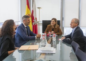 Buruaga aborda con el presidente de Altadis-Imperial Brands la situación de la planta de Entrambasaguas y el futuro del sector