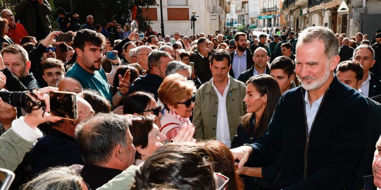 Felipe VI y doña Letizia regresan a las zonas afectadas por la DANA