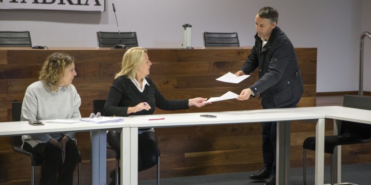 Susinos se compromete a articular medidas para paliar los efectos de las fuertes lluvias en la cosecha de patatas de Valderredible