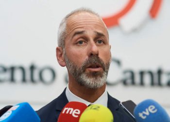 El consejero de Educación convoca una mesa de diálogo para abordar el conflicto laboral docente