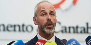 El consejero de Educación convoca una mesa de diálogo para abordar el conflicto laboral docente