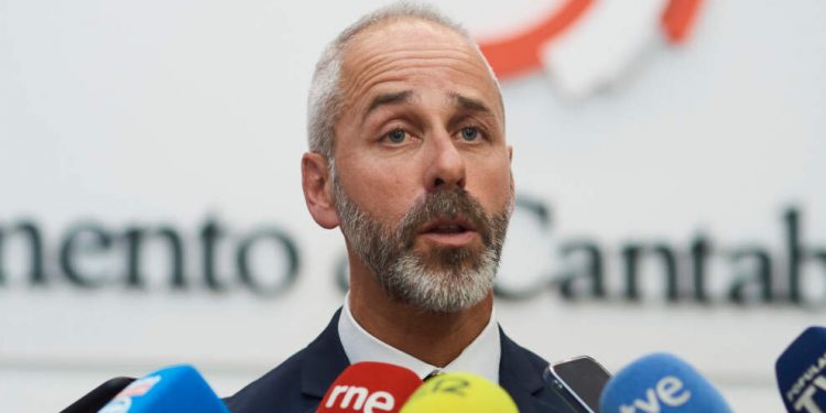 El consejero de Educación convoca una mesa de diálogo para abordar el conflicto laboral docente