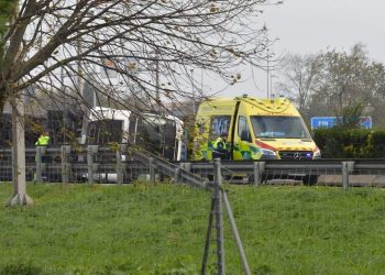 Volcamiento de un camión tráiler en la salida de Santander hacia Torrelavega provoca restricciones de tráfico