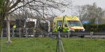 Volcamiento de un camión tráiler en la salida de Santander hacia Torrelavega provoca restricciones de tráfico