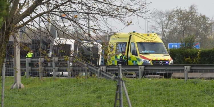 Volcamiento de un camión tráiler en la salida de Santander hacia Torrelavega provoca restricciones de tráfico