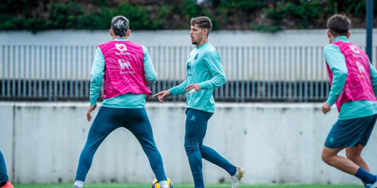 El Racing entrena en Bezana mientras se reponía el césped en El Sardinero