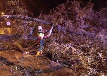 Desde las 19h de ayer domingo el 112 coordina 54 incidencias por viento, lluvia y nieve en Cantabria