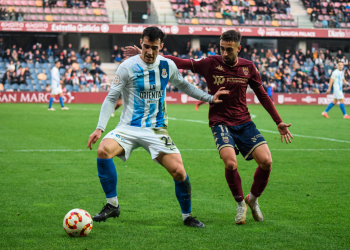 La Real Sociedad Gimnástica sucumbe ante el líder Pontevedra (2-1) en un partido marcado por las lesiones y la falta de acierto