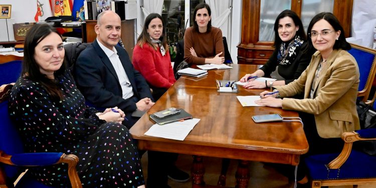 La alcaldesa  de Santander recibe a la candidata a rectora de la UC Conchi López