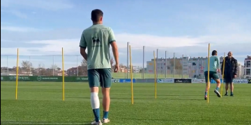 El Racing  retoma los entrenamientos con la mirada puesta en el Elche y estrena el nuevo césped de La Albericia