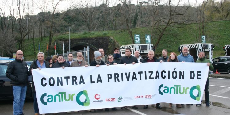 Trabajadores de Cantur protestan contra la privatización de servicios en Alto Campoo