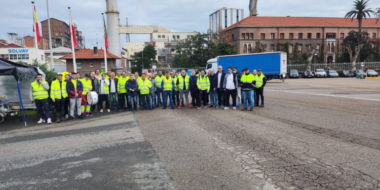 Un 90% de la plantilla de la logística de Solvay secunda el inicio de la huelga general indefinida