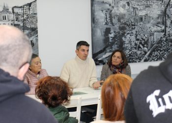 El PSOE propone una zona verde de aparcamiento para residentes en el Barrio Pesquero