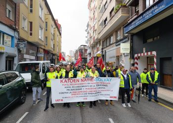 La plantilla de la logística de Solvay traslada sus reivindicaciones a las calles de Torrelavega