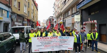 La plantilla de la logística de Solvay traslada sus reivindicaciones a las calles de Torrelavega