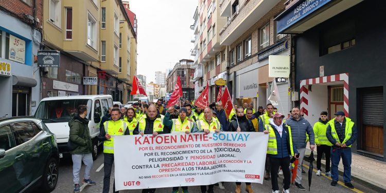 La plantilla de la logística de Solvay traslada sus reivindicaciones a las calles de Torrelavega