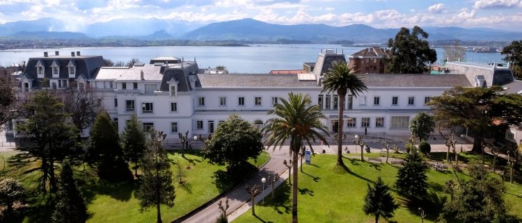 El Parlamento de Cantabria aprueba concertar servicios sanitarios con la privada hasta por 24 años