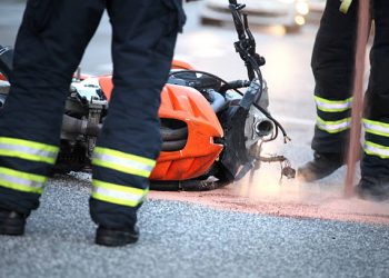 Colisión entre un turismo y una motocicleta deja un herido en Santander