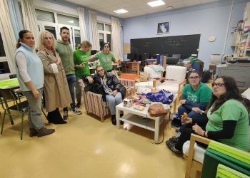 Docentes cántabros se encierran en 17 centros educativos para exigir una subida salarial