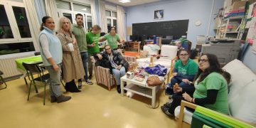 Docentes cántabros se encierran en 17 centros educativos para exigir una subida salarial