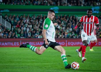 Íñigo Vicente guía al Racing a la siguiente ronda de la Copa en su partido 100