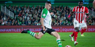 Íñigo Vicente guía al Racing a la siguiente ronda de la Copa en su partido 100