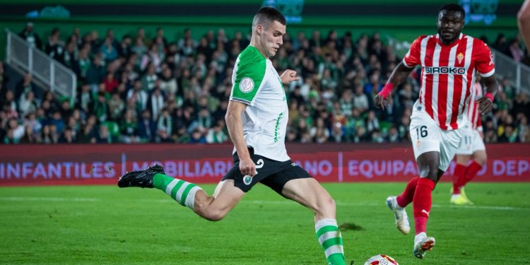 Íñigo Vicente guía al Racing a la siguiente ronda de la Copa en su partido 100