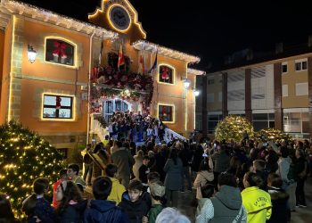 Los niños iluminan la Navidad en Piélagos con el tradicional encendido del alumbrado navideño