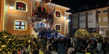 Los niños iluminan la Navidad en Piélagos con el tradicional encendido del alumbrado navideño