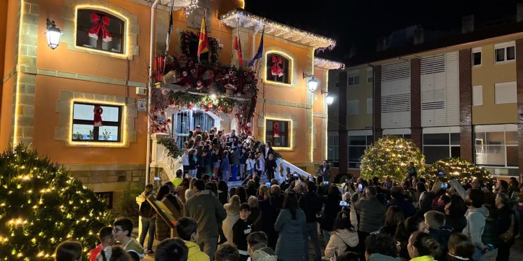 Los niños iluminan la Navidad en Piélagos con el tradicional encendido del alumbrado navideño