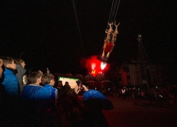 Cartes da la bienvenida a la Navidad con el encendido de su alumbrado festivo