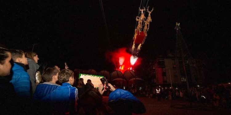 Cartes da la bienvenida a la Navidad con el encendido de su alumbrado festivo
