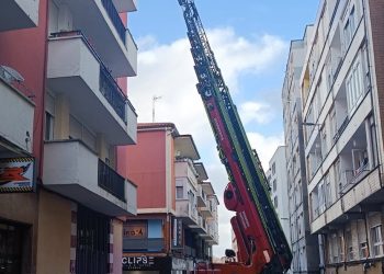 Los Bomberos de Santander intervienen en Cardenal Cisneros para revisar una cubierta