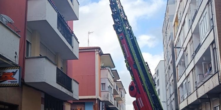 Los Bomberos de Santander intervienen en Cardenal Cisneros para revisar una cubierta