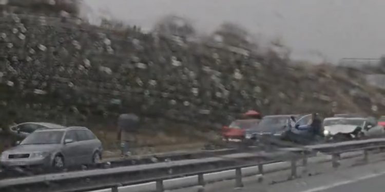 Tres accidentes en cadena en la A-67 dejan una imagen impactante, pero solo dos heridos leves