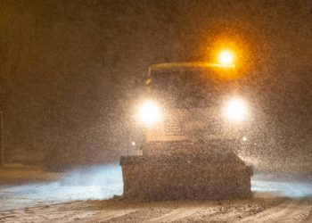 La nieve obliga a cerrar varios puertos y restringir el tráfico en la red viaria de Cantabria