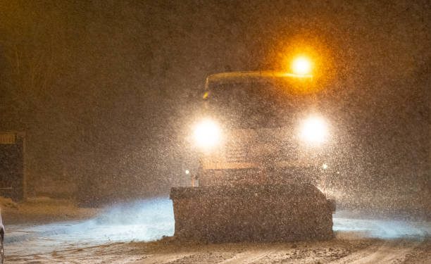 La nieve obliga a cerrar varios puertos y restringir el tráfico en la red viaria de Cantabria