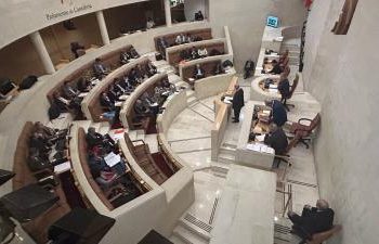 Fracasan las iniciativas para mejorar los salarios del profesorado y reprobar al titular de Sanidad