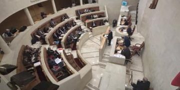 Fracasan las iniciativas para mejorar los salarios del profesorado y reprobar al titular de Sanidad