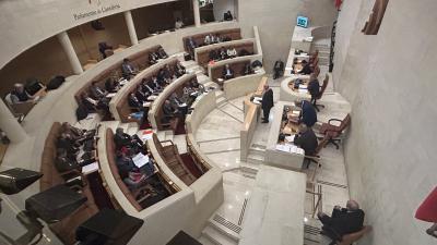 Fracasan las iniciativas para mejorar los salarios del profesorado y reprobar al titular de Sanidad