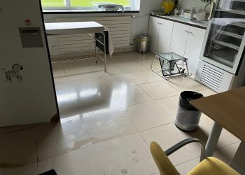 El centro de salud de Puentenansa, al límite: sin calefacción, sin teléfono y con daños en su estructura