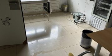 El centro de salud de Puentenansa, al límite: sin calefacción, sin teléfono y con daños en su estructura