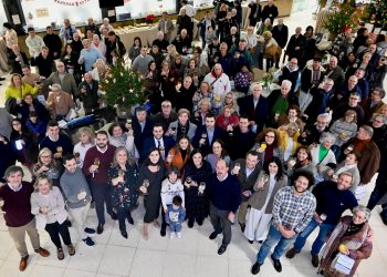 Gema Igual se reúne con asociaciones vecinales en la tradicional copa navideña en Santander