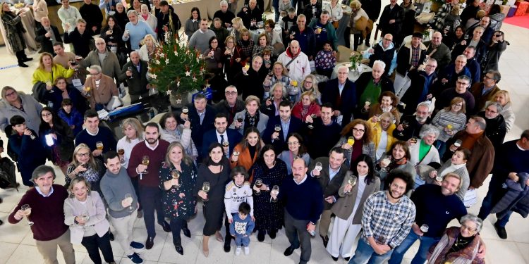 Gema Igual se reúne con asociaciones vecinales en la tradicional copa navideña en Santander