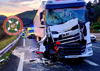 Colisión entre dos camiones en la A-8 provoca una fuga de gasoil en Cantabria