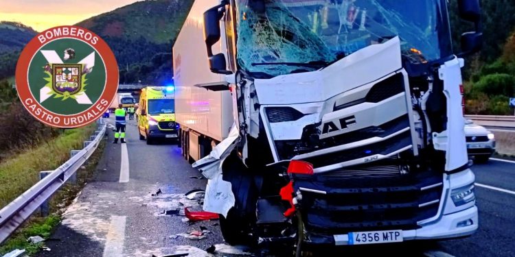Colisión entre dos camiones en la A-8 provoca una fuga de gasoil en Cantabria