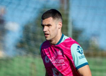 Álvaro Mantilla regresa al once titular del Racing en la derrota ante el Huesca